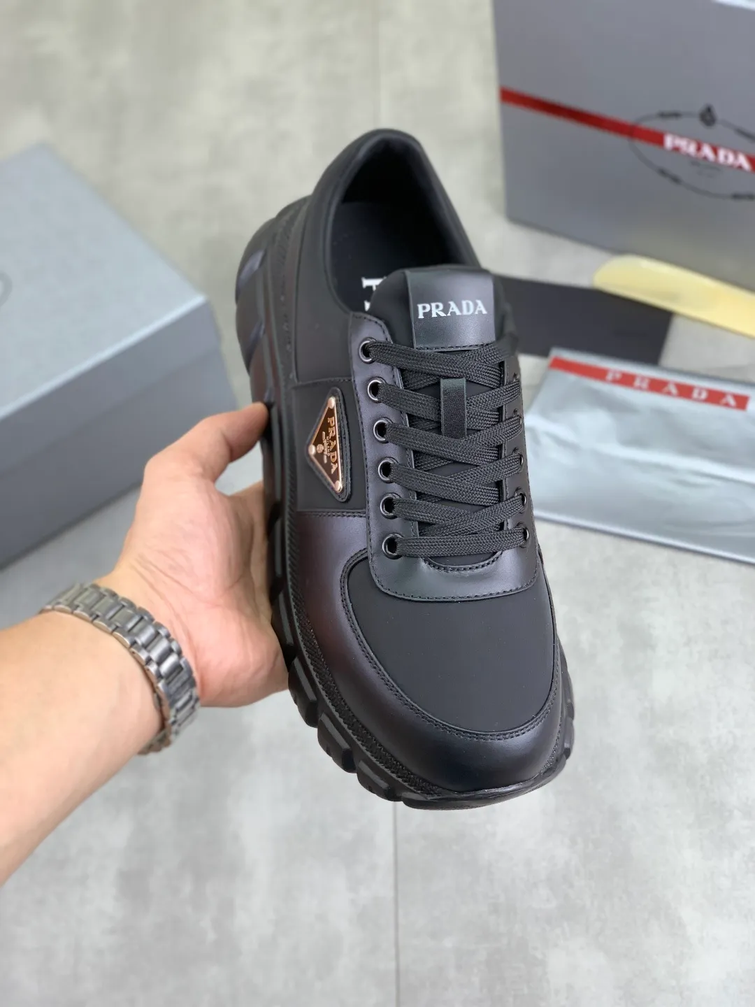 Men's men's shoes 💰P560💰[New style] High version official website popular models are on the market, 🆘 Classic popular models (Prada) are the main popular models, avant-garde and versatile fashion men's shoes private version mold opening, cowhide surface splicing 1:1.. Fashionable and simple, original imported cowhide lining cowhide feet; the atmosphere and personality are more fashionable, eye-catching and pursuing class. It will subvert the old idea and be a must-have for fashion trendsetters with you! Must keep it for yourself! Tall and comfortable, large and low, high-end quality workmanship. Code number: 38-44 (45 46 customized) 4️⃣ colors available.